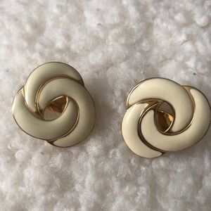 Vintage Monet Clip on‎ earring’s Gold Tone Creamy yellowish cream